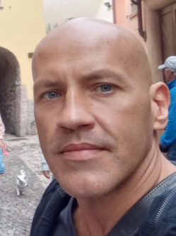 Tibor, 48 �ves budapesti t�rskeres� f�rfi