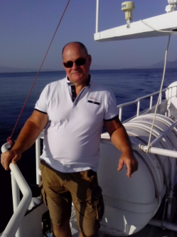 Istv�n, 65 �ves kisk�r�si t�rskeres� f�rfi