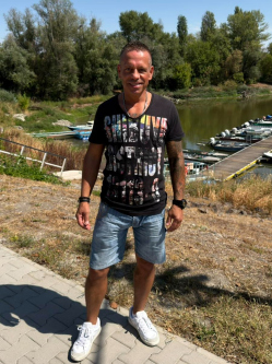 Karesz, 48 �ves mez�falvai t�rskeres� f�rfi