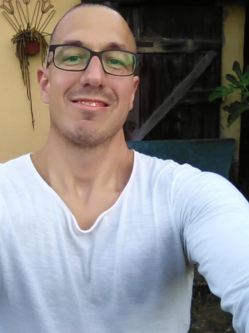 Szil�rd, 38 �ves nagyat�di t�rskeres� f�rfi