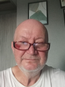 Laszlo, 66 �ves egyes�lt kir�lys�gi t�rskeres� f�rfi