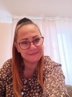 M�nika, 48 �ves tatab�nyai t�rskeres� n�