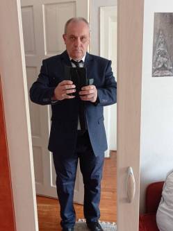Zoli, 61 �ves cegl�di t�rskeres� f�rfi