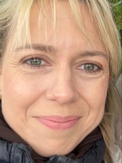 Anna, 44 �ves sz�kesfeh�rv�ri t�rskeres� n�