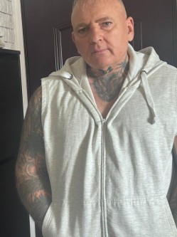 Mikl�s, 60 �ves budapesti t�rskeres� f�rfi