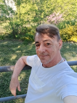 J�zsef, 51 �ves ajkai t�rskeres� f�rfi