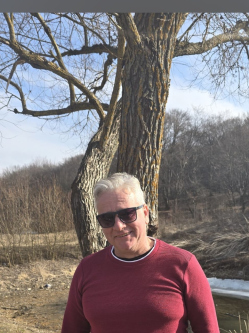 Eduard, 54 �ves rom�niai t�rskeres� f�rfi