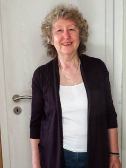 �vi, 76 �ves p�csi t�rskeres� n�