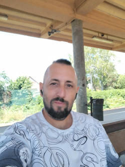J�zsi, 39 �ves �ri t�rskeres� f�rfi