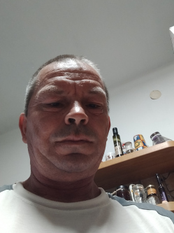 Zsolt, 49 �ves m�ndi t�rskeres� f�rfi