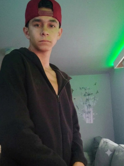 Karoly, 18 �ves szlov�kiai t�rskeres� f�rfi