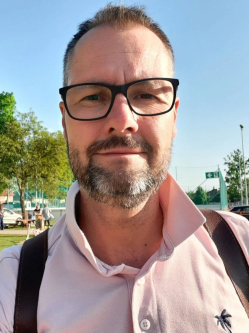 Tomi, 51 �ves miskolci t�rskeres� f�rfi