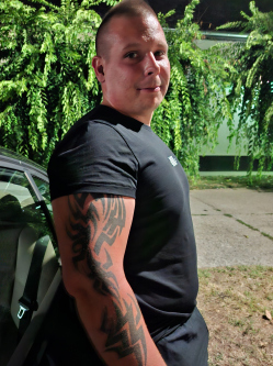 J�nos, 30 �ves m�lyk�ti t�rskeres� f�rfi