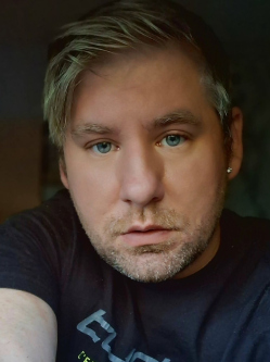 Adam, 38 �ves miskolci t�rskeres� f�rfi