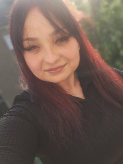 Vanessza, 21 �ves t�rskeres� n�, Koml�
