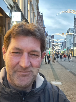 Zolt�n, 55 �ves t�rskeres� f�rfi, Overijssel