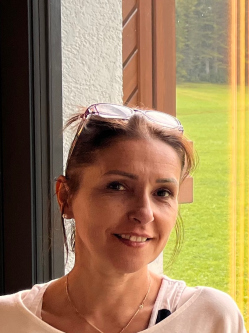 M�ni, 52 �ves ajkai t�rskeres� n�