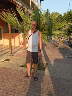 L�szl�, 68 �ves b�k�si t�rskeres� f�rfi
