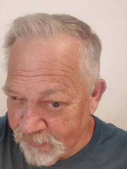Tibor, 65 �ves p�szt�i t�rskeres� f�rfi