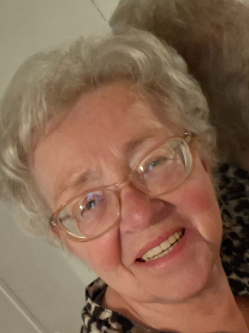 Szabinka, 72 �ves budapesti t�rskeres� n�