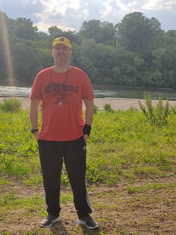 Lor�nd, 50 �ves t�rskeres� f�rfi, Ny�regyh�za