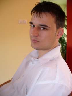 Mikl�s, 34 �ves paksi t�rskeres� f�rfi