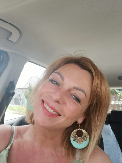 Korn�lia, 49 �ves aranyosap�ti t�rskeres� n�