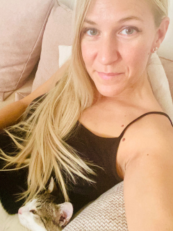Piros, 41 �ves gy�ri t�rskeres� n�