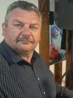 Janek, 52 �ves rom�niai t�rskeres� f�rfi