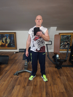 Ati, 49 �ves dunakiliti t�rskeres� f�rfi