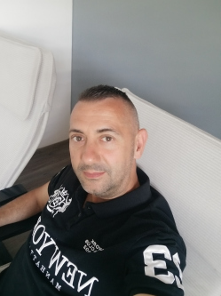 Jani, 47 �ves tatab�nyai t�rskeres� f�rfi
