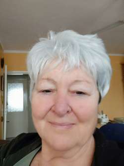 Piros, 82 �ves budapesti t�rskeres� n�