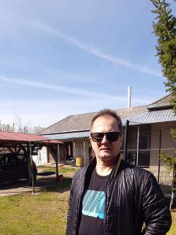 Ill�s, 51 �ves t�rskeres� f�rfi, Vaja