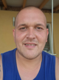 Peti, 33 �ves t�rskeres� f�rfi, B�k�s