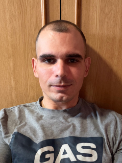Szabi, 32 �ves beretty��jfalui t�rskeres� f�rfi