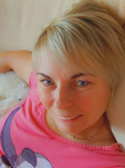 Kata, 54 �ves l�tav�rtesi t�rskeres� n�