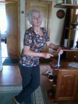 Zsuzsi, 82 �ves monori t�rskeres� n�