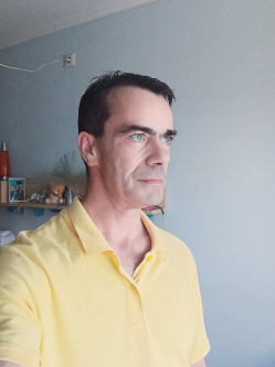 Feri, 52 �ves p�pai t�rskeres� f�rfi