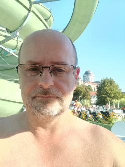 L�szl�, 55 �ves keszt�lci t�rskeres� f�rfi