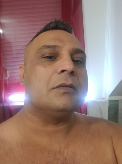 Zsolt, 45 �ves t�rskeres� f�rfi, Szic�lia