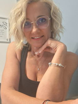 Timi, 52 �ves t�rskeres� n�, Tatab�nya