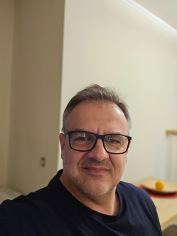 R�bert, 53 �ves budapesti t�rskeres� f�rfi