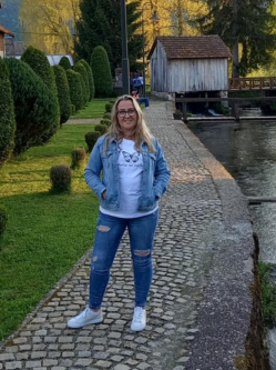 Angi, 49 �ves t�rskeres� n�, Duna�jv�ros