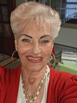 Katalin, 75 �ves cegl�di t�rskeres� n�