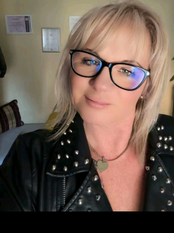 Bernadett, 48 �ves t�rskeres� n�, Flandria