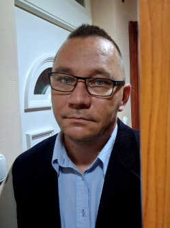Robi, 47 �ves dabasi t�rskeres� f�rfi