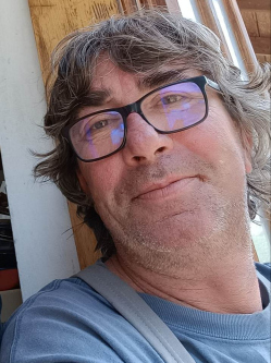 G�bor, 59 �ves pom�zi t�rskeres� f�rfi