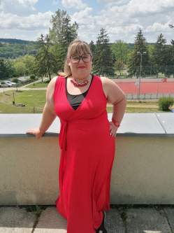 Anik�, 35 �ves sikl�sbodonyi t�rskeres� n�