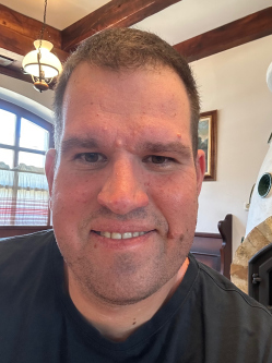 Zoli, 39 �ves deszki t�rskeres� f�rfi