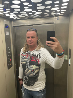Tomi, 56 �ves t�rskeres� f�rfi, Budapest